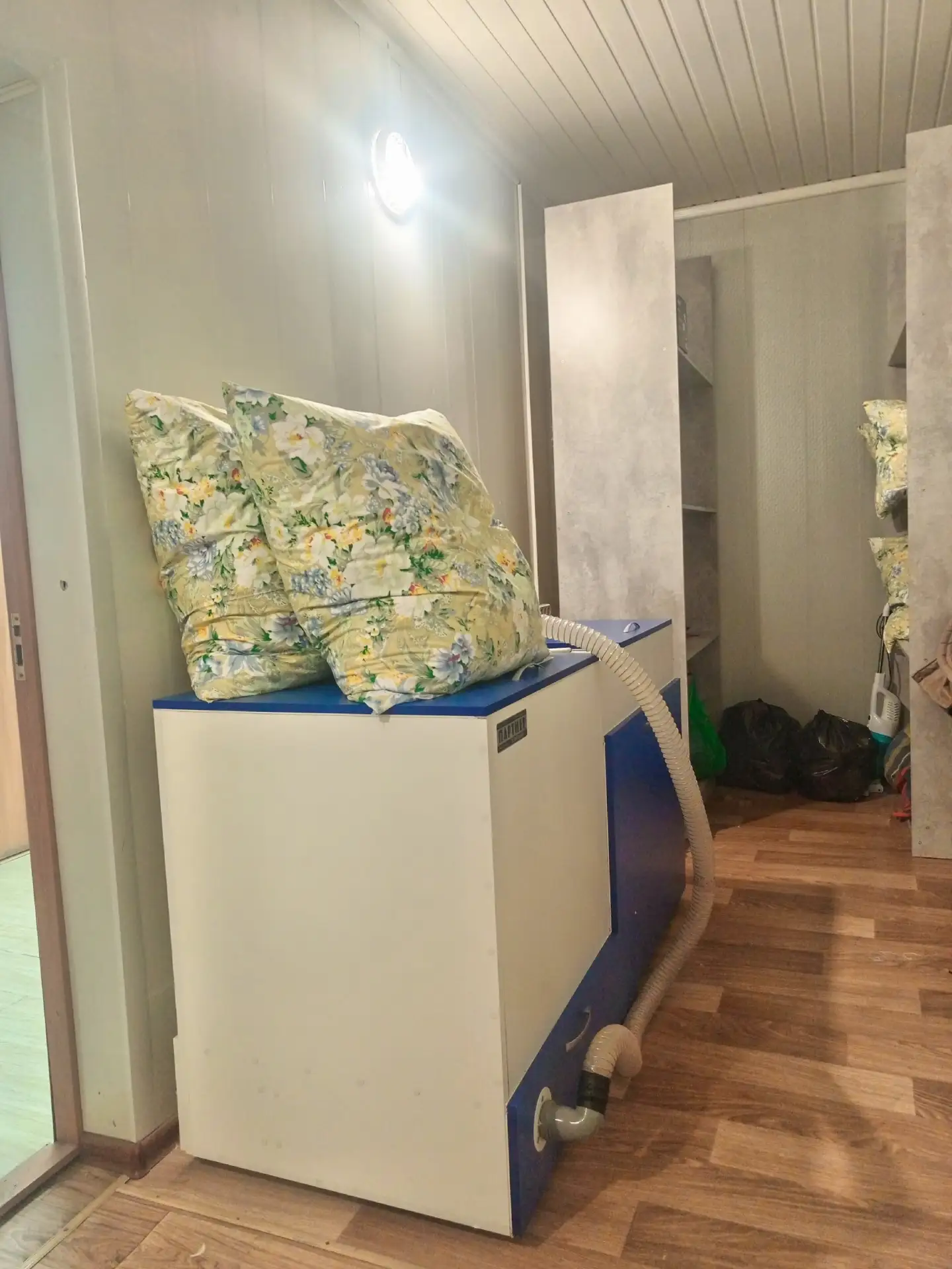 Продам  готовый бизнес "реставрация подушек". В сюда входит оборудование для чистки подушек, 2 шкафа