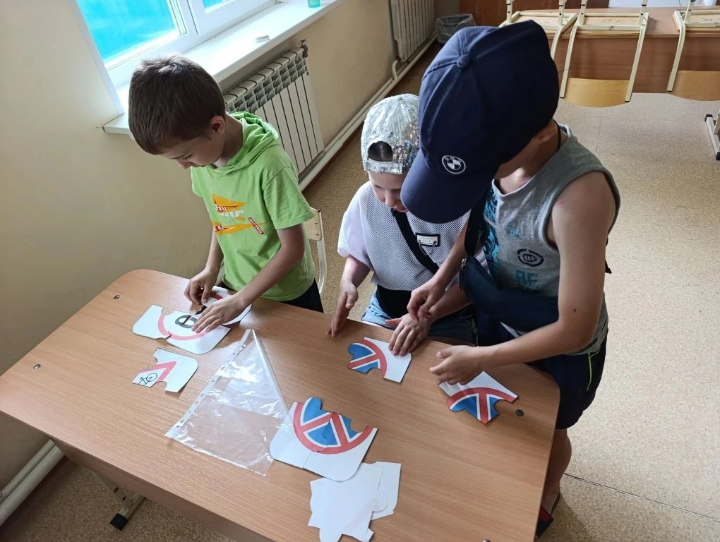 ✅Безопасное лето начинается на площадке! 
Сегодня на детской площадке дворовые педагоги провели увле