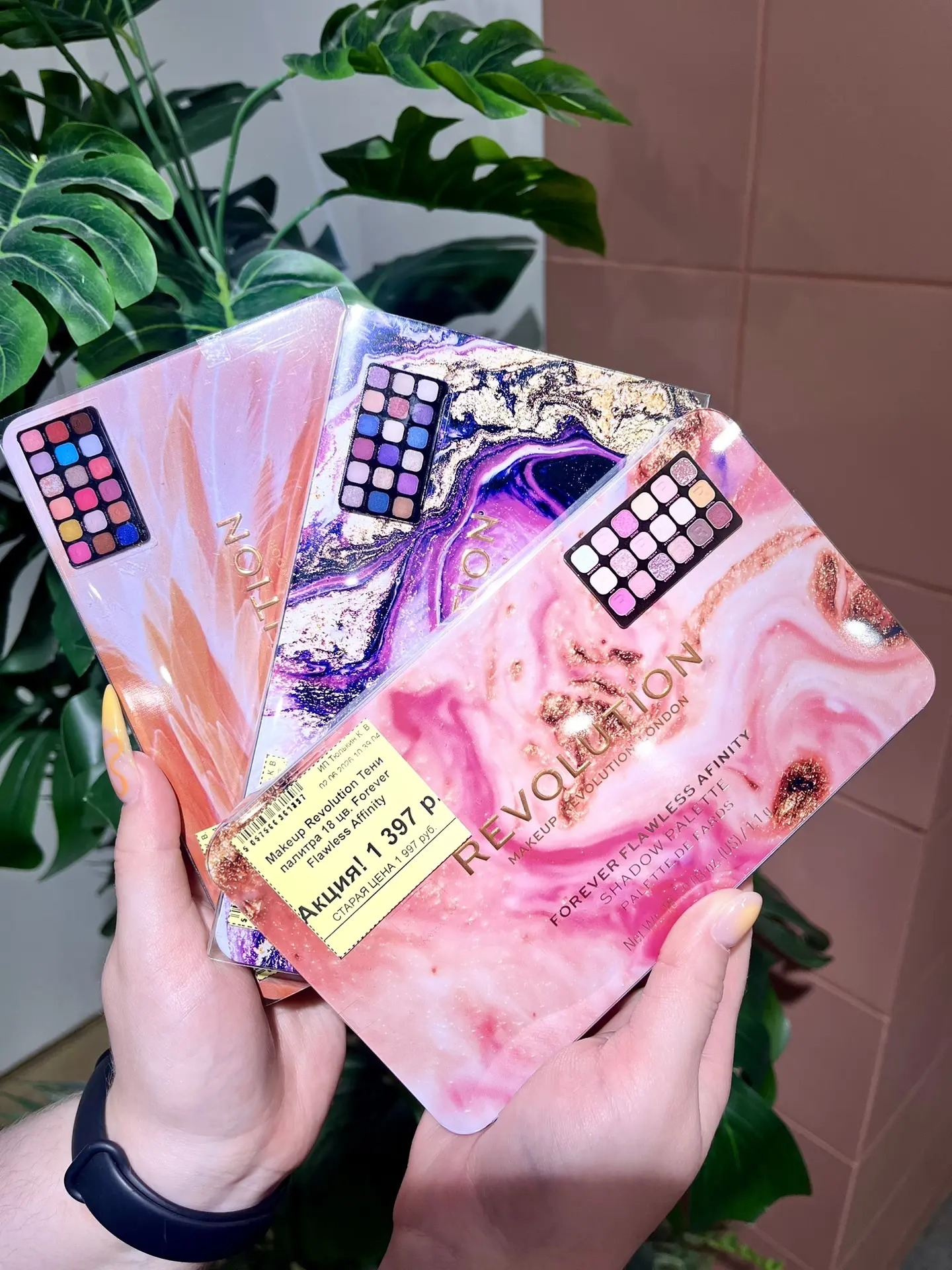 АКЦИЯ🔥 
Палетки теней Revolution🍓🌷 
💸1397₽(старая цена 1997₽)