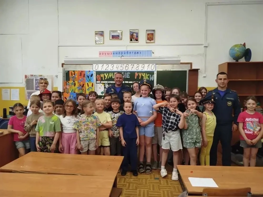В рамках работы по противопожарной безопасности  наш лагерь посетили  начальник пожарно-спасательной