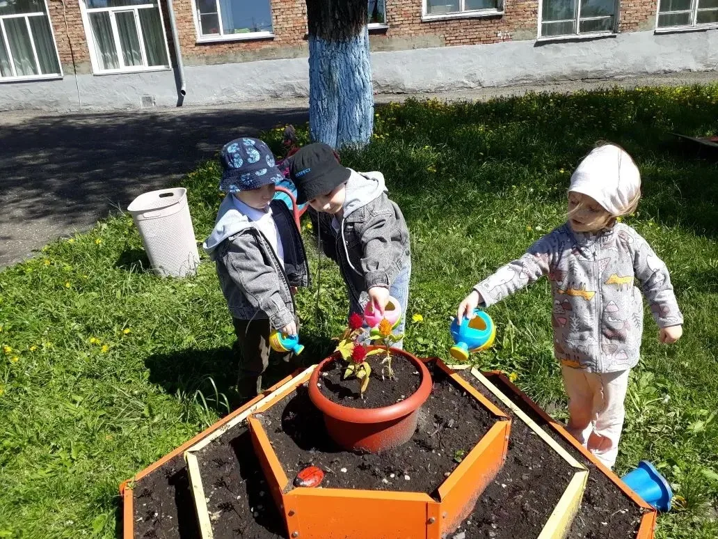 Маленькие садоводы в деле! 🌱

Сегодня наши ребята из старшей группы превратились в настоящих садово