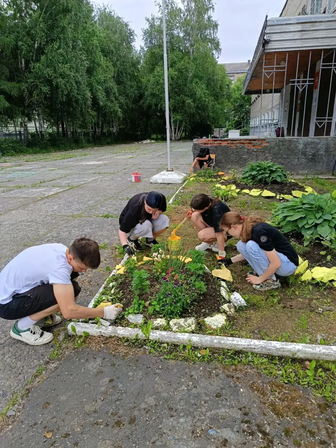 Работа кипит, и наш цветник преображается на глазах! 🌼🌿

Сегодня участники трудового отряда заняли