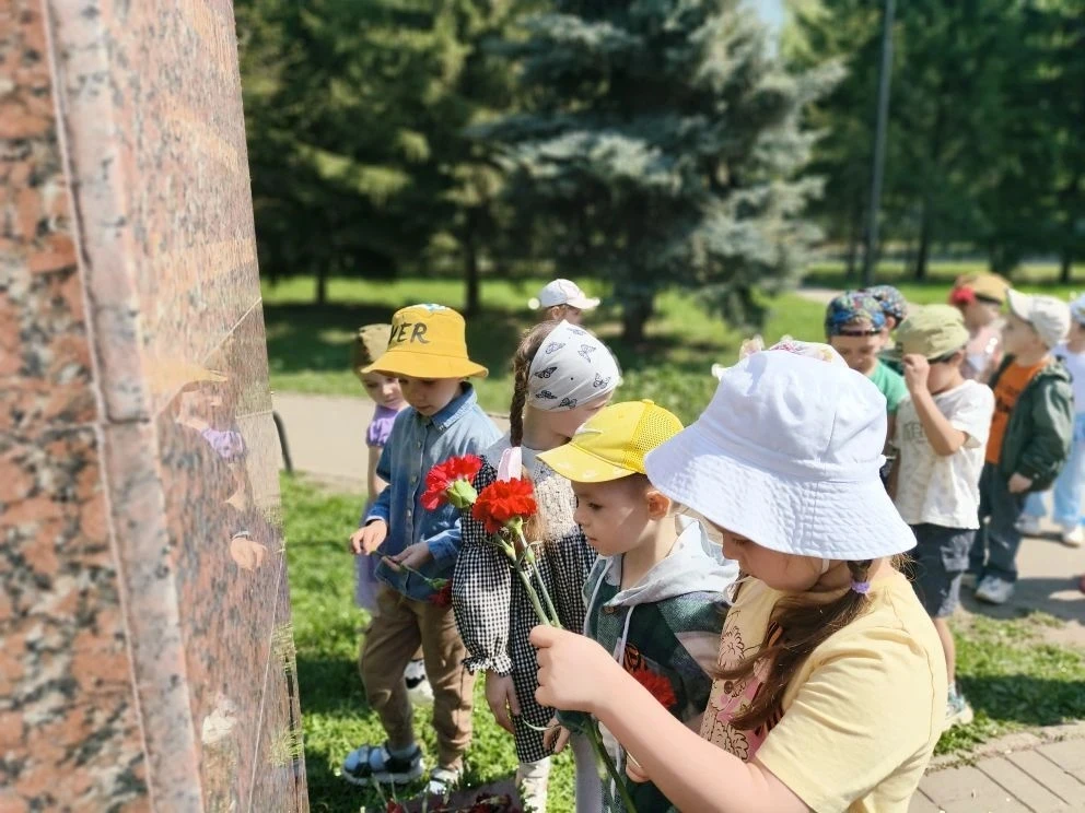 Спасибо ветеранам скажем
За жизнь, за детство, за весну
За тишину, за милый дом, 
За мир, в котором 