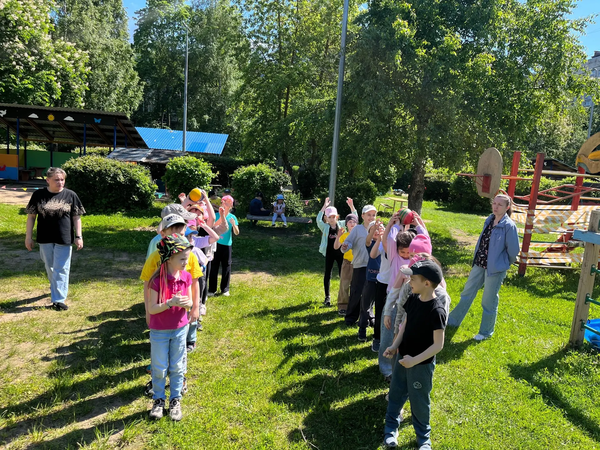 🏆 Сегодня в саду — День эстафет!

🐻 «Медведи» (группа №2) против 🦁 «Львов» (группа №8). Было весе