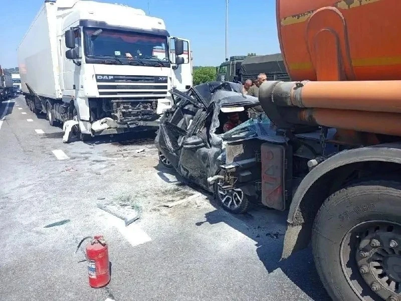 🚨 На трассе М-2 "Крым" в Орловской области "Ладу" смяло между грузовиками

Водитель и пассажир легк