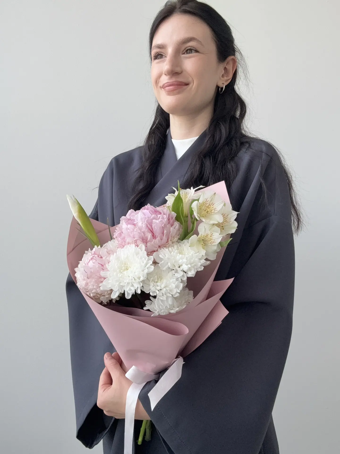 Стоимость: 2400₽

Состав:
•Пионы
•Кустовая хризантема
•Альстромерия 
•Ирис



Ждем ваших заказов ❤️
