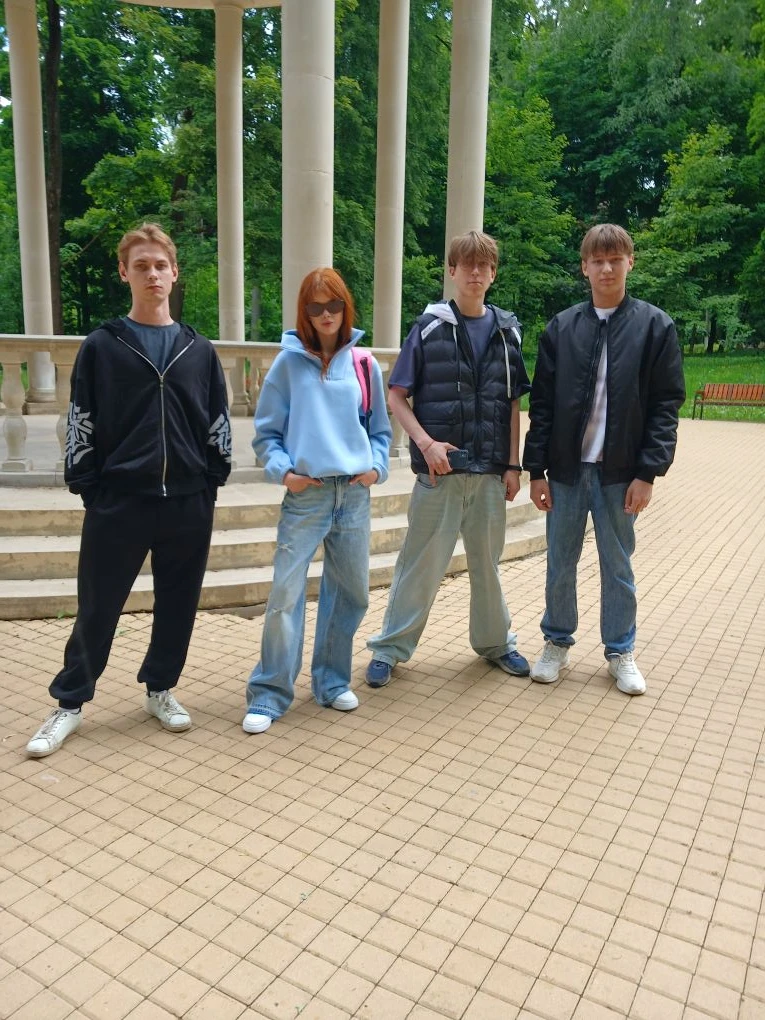 Учащиеся 8 М , 7А , выпускники школы Дорохова Дарья, Хлопенков Марат, Поташин Даниил, Гапула Демьян 