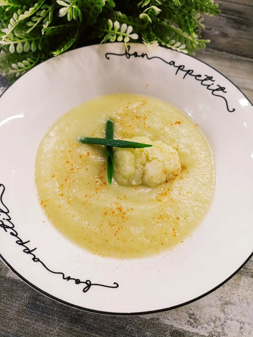 Суп‑пюре из цветной капусты и картофеля с курицей 🍲💚

Такой суп всегда спасает: нежный, тёплый, сы