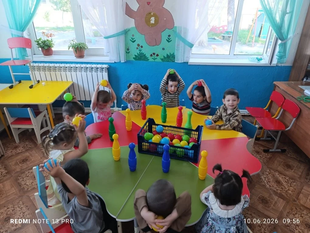 #Подвижная игра
#СБЕЙ КЕГЛЮ
ЦЕЛЬ :Развивать элементарные навыки попадания в цель
#1 Младшая группа"П