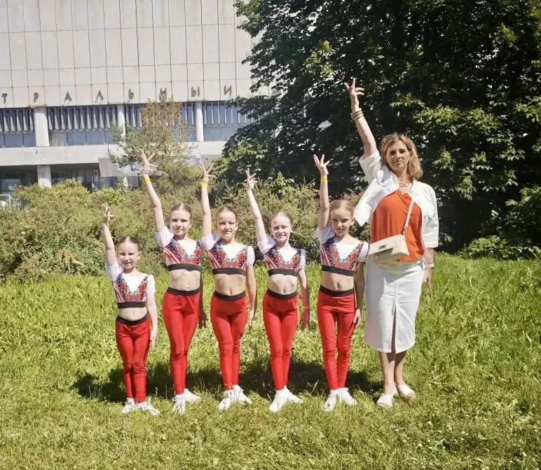 🤩 Наши команды по фитнес-аэробике весь год держат знамя победителей. И лето они проводят активно! 
