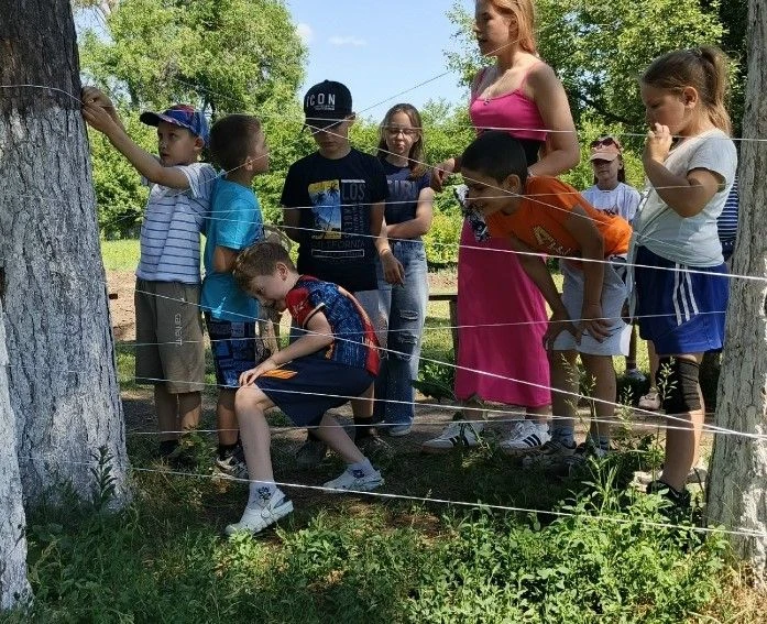 ☀️Сегодня в нашем лагере — День Первых!
 
Утро началось традиционно: с линейки, торжественного откры