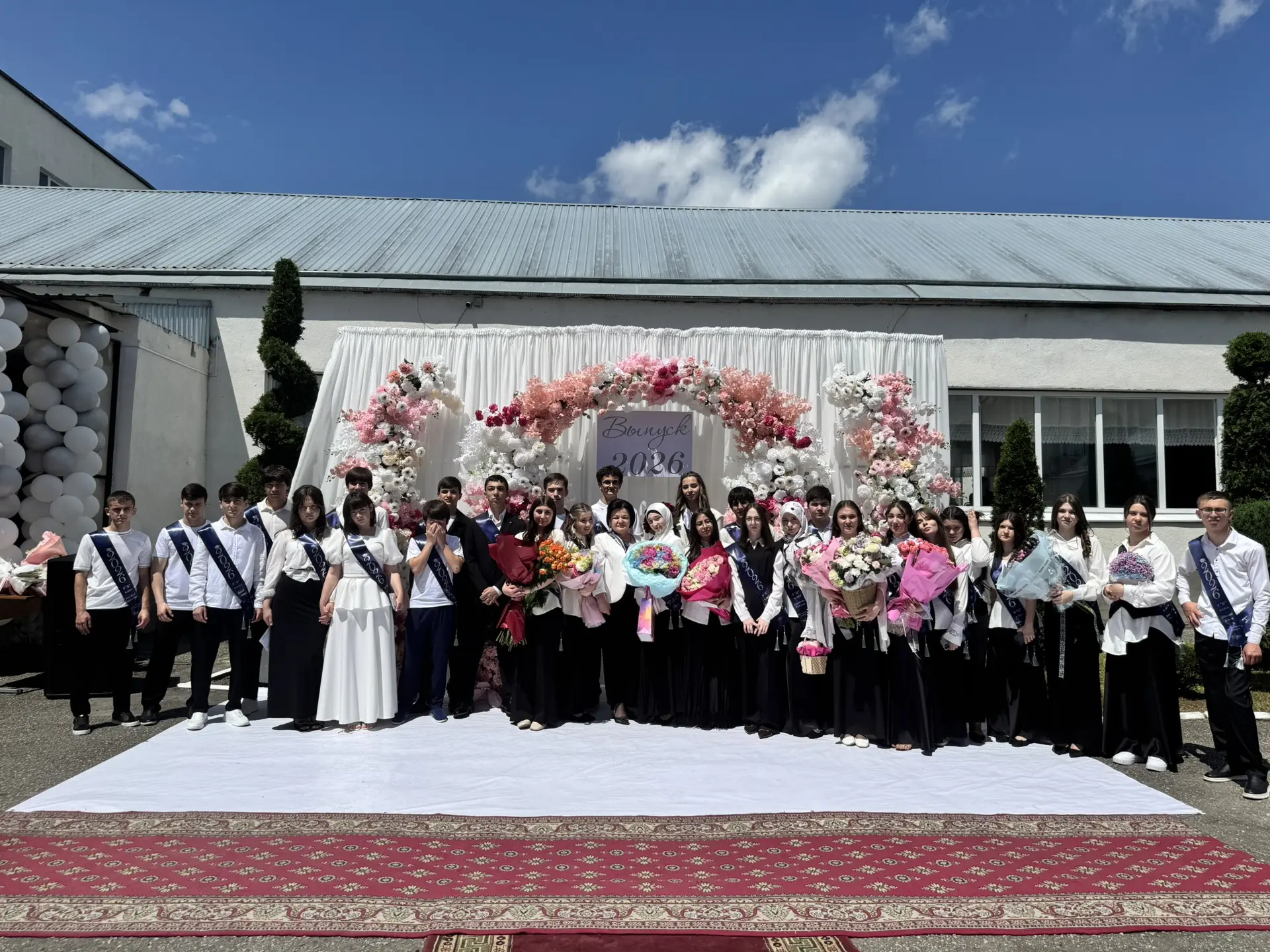 Выпускники 9 «Б» класса и классный руководитель Мазихова Альбина Мухадиновна💐