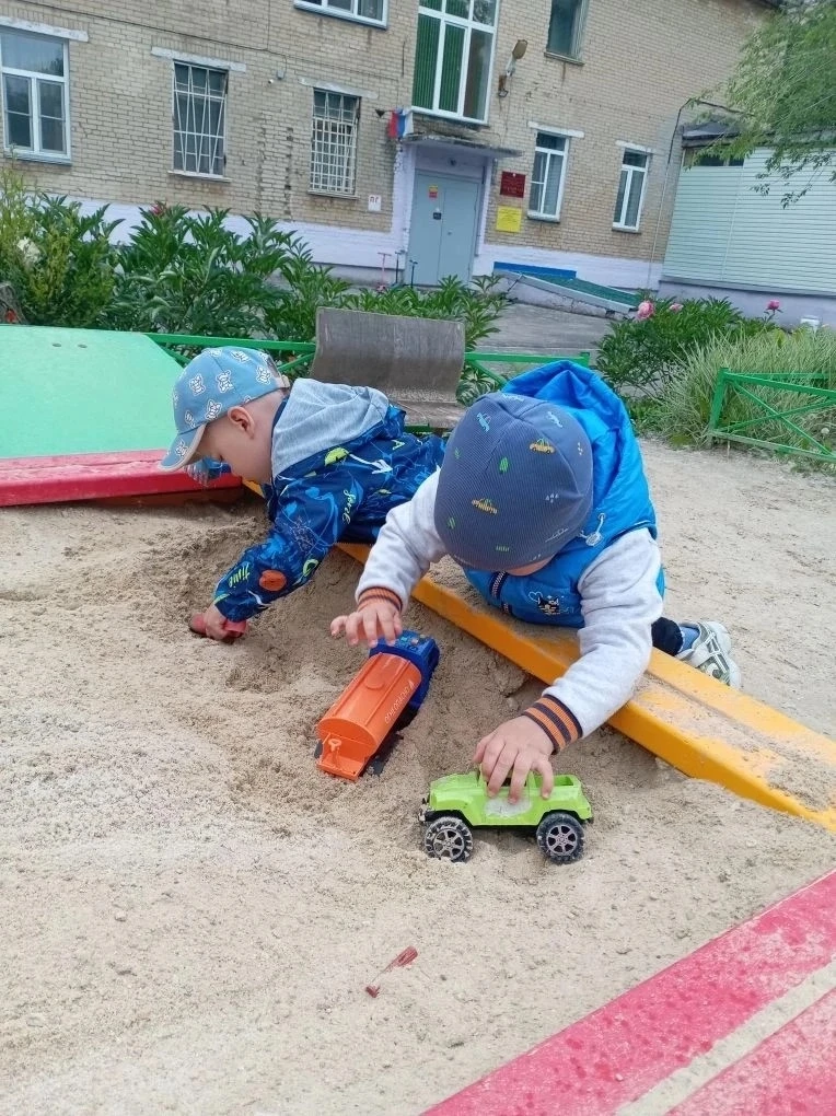 Сегодня на прогулке в группе «Ромашка» песочница превратилась в стройку и автодорогу 🚜🚗
Ребята игр
