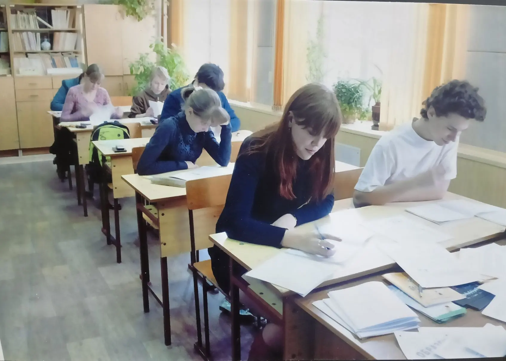 Физика - предмет трудный, но интересный. Наши лицеисты влюбляются в нее и проносят эту любовь через 