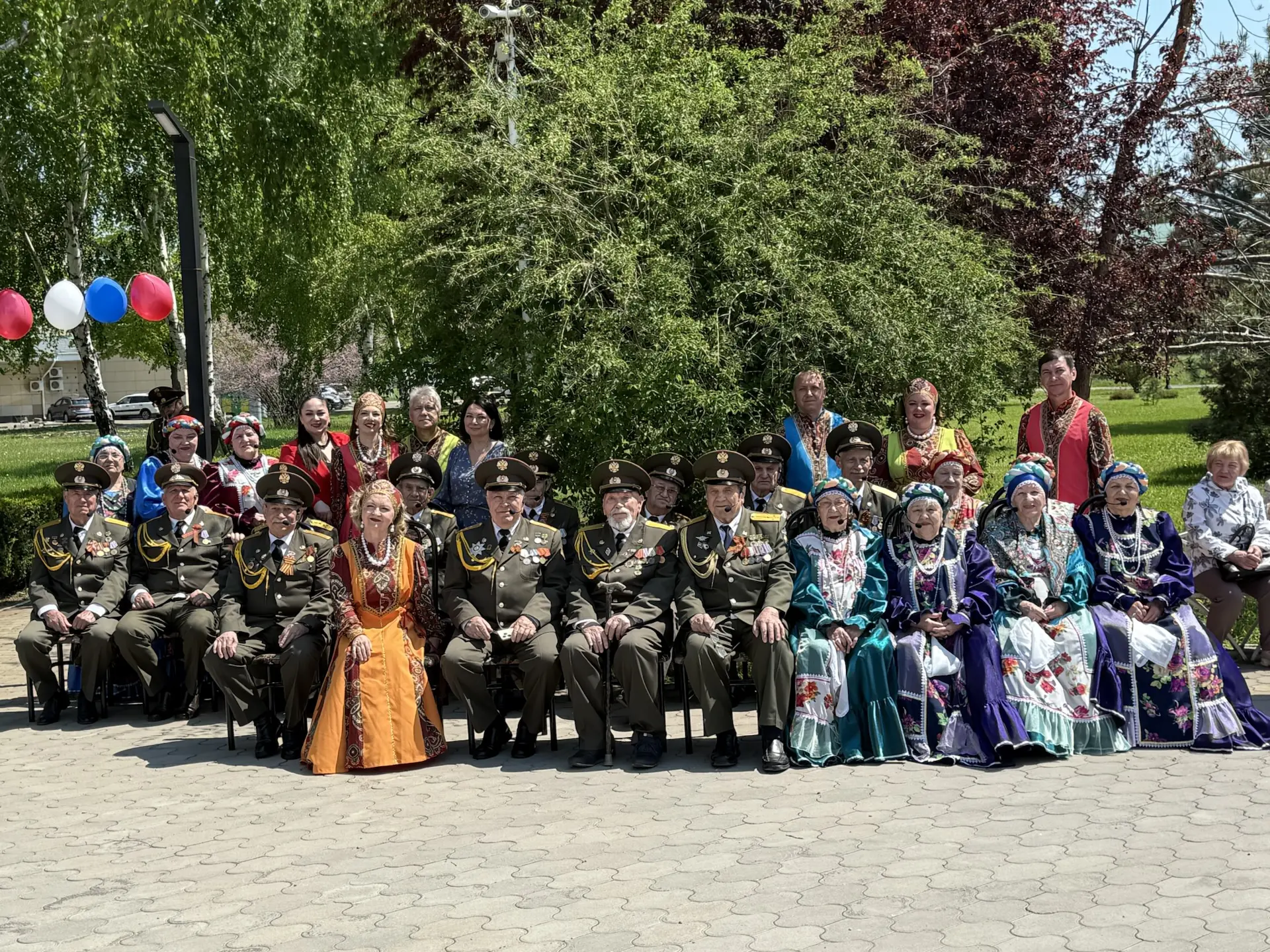 Коллективы Городского Дворца культуры провели праздничное мероприятие на территории ТРУМН, посвященн