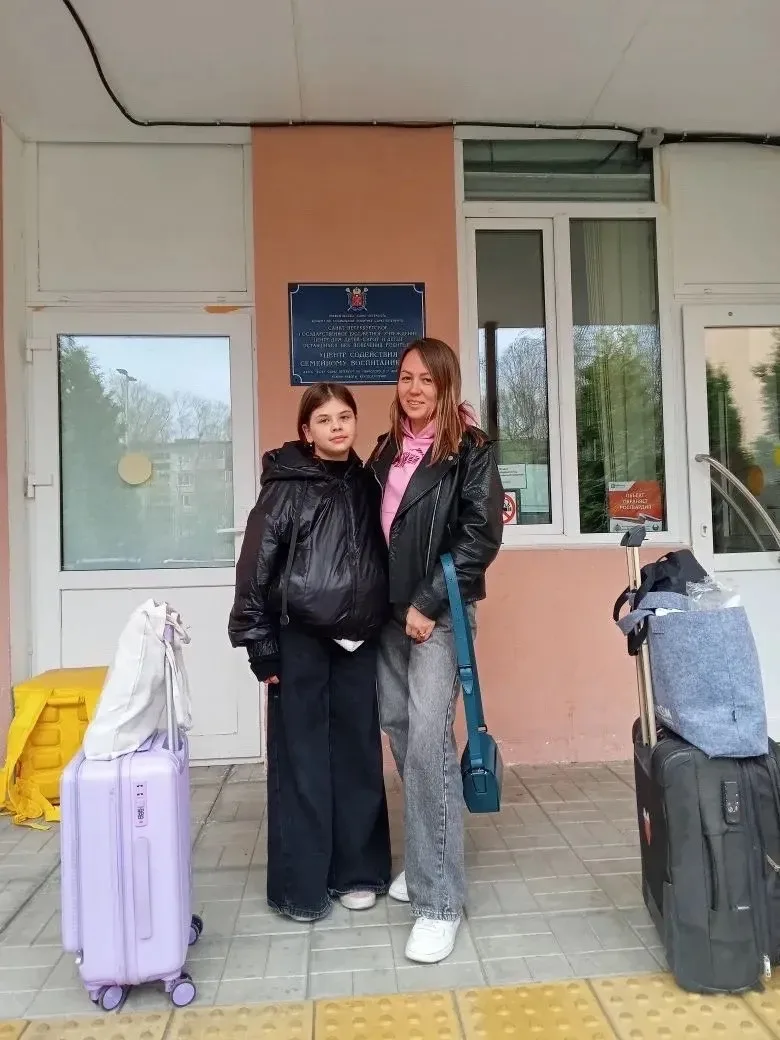 Детство должно быть дома и с родителями. Простая фраза, за которой стоит целый мир. Мир, где её ждут