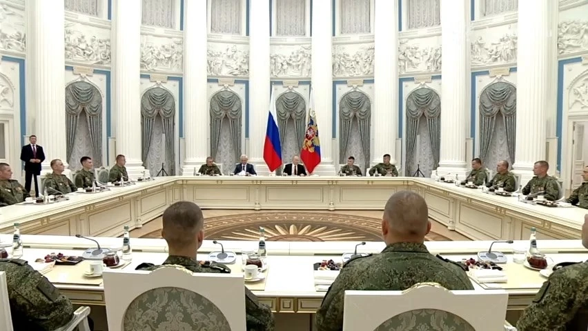 ✅ «День России — это ваш день»: Владимир Путин встретился с героями СВО в Кремле

🔘 В День России П