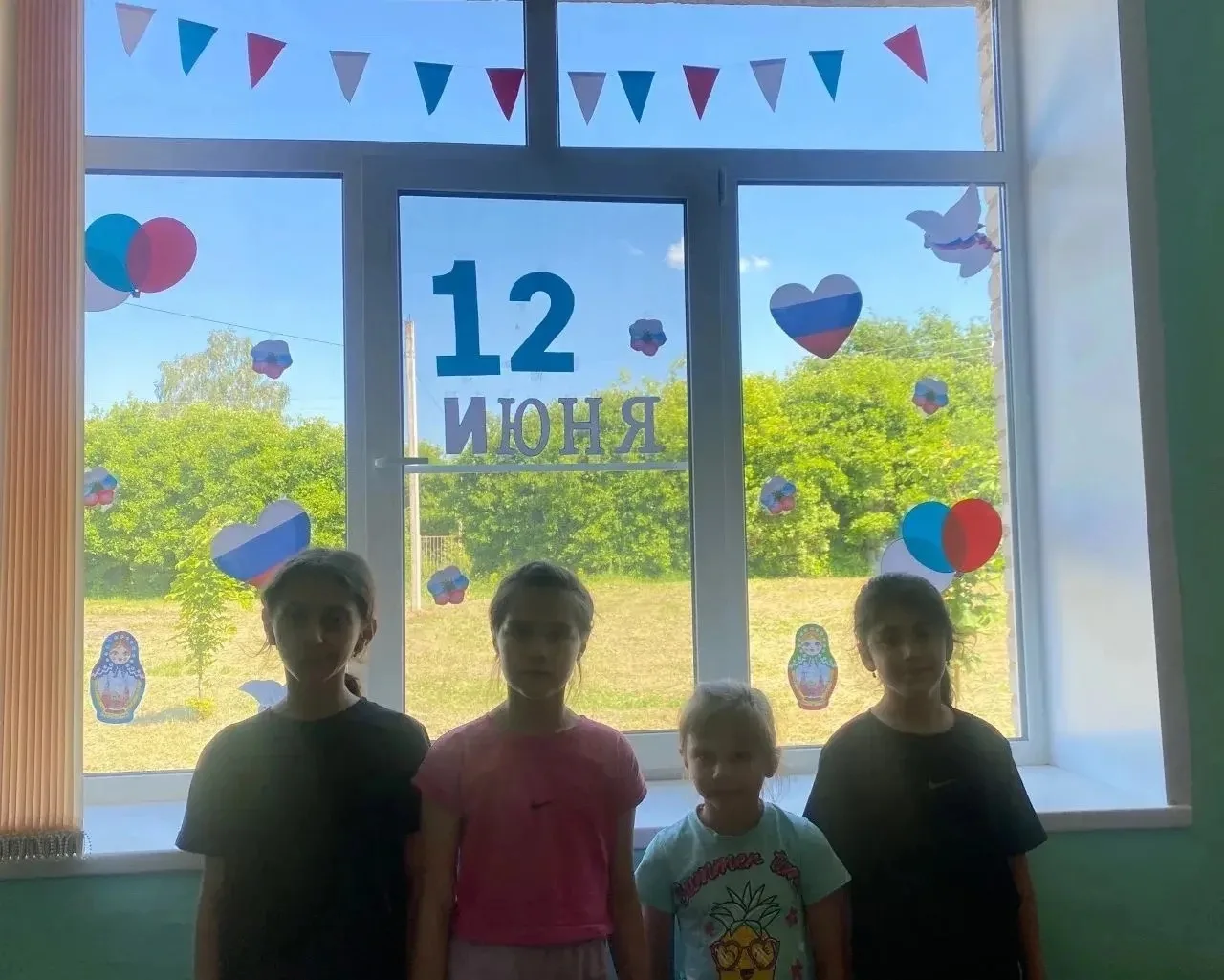 🇷🇺Воспитанники пришкольного лагеря «Дружба» украсили окна в отрядах в рамках Всероссийской акции «