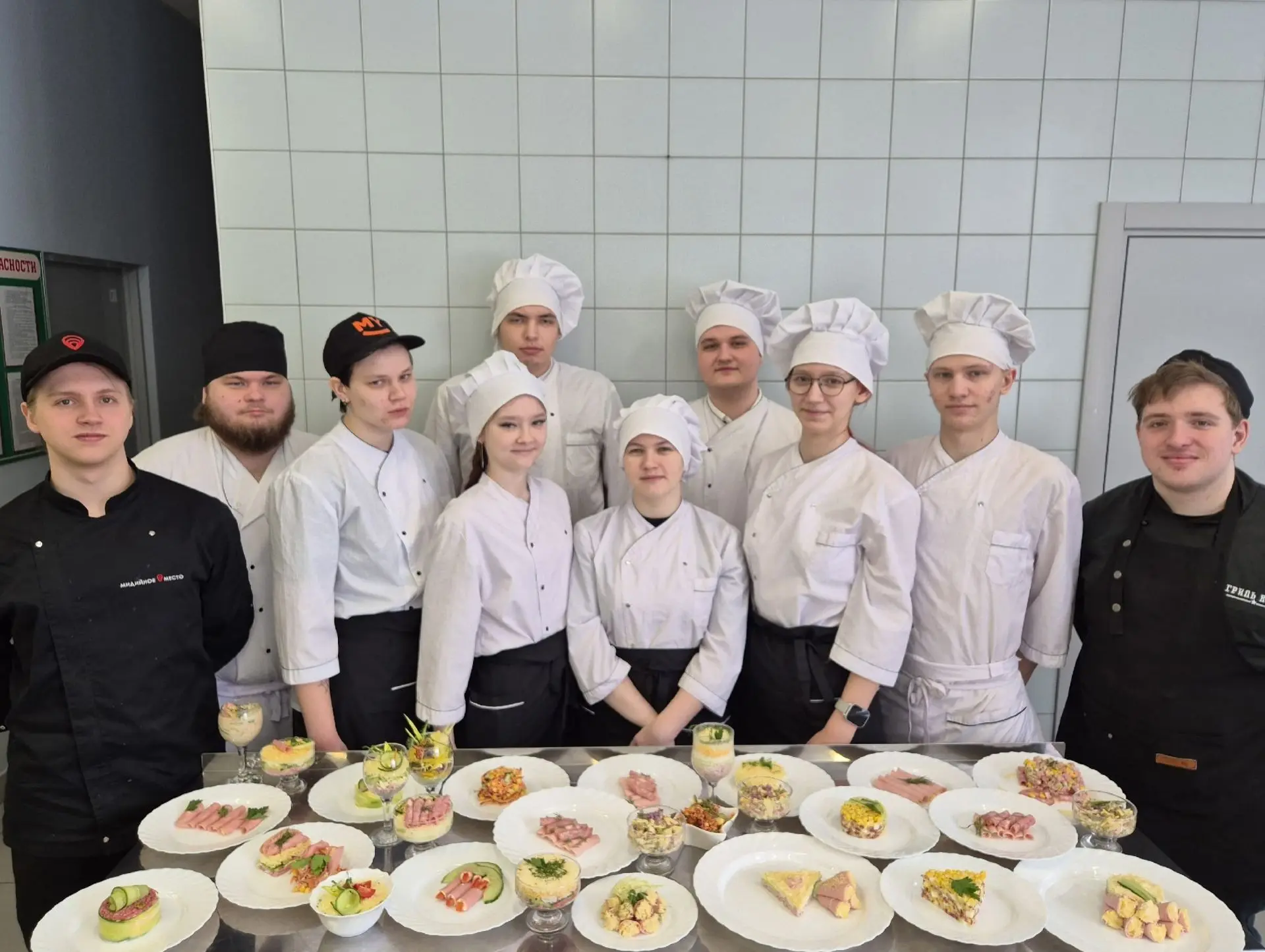 ПРАКТИЧЕСКИЕ ЗАНЯТИЯПрактическое занятие по приготовлению салата "Коктейль", закусок и салатов с исп