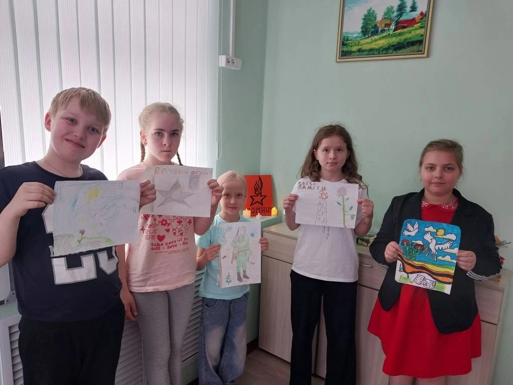 #ЛетоСПользой35 
 🕊️«Свеча памяти»
Ко дню памяти и скорби прошел конкурс рисунков "Через века, чере