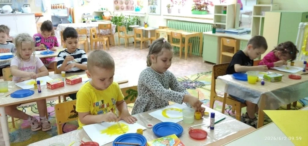 Лето — время творчества и открытий! ☀️

В средней группе «Ромашка» ребята создавали "Солнышко" с пом