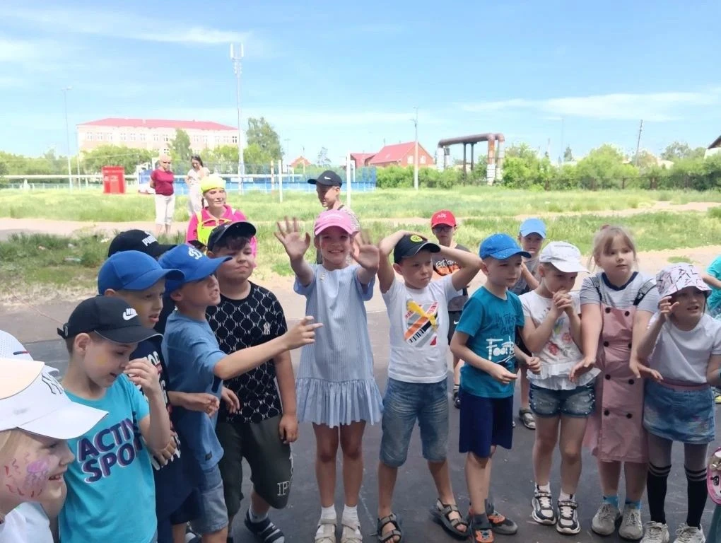 В Пришкольном Лагере был конкурс рисунков на асфальте " Русские народные сказки". Наш отряд долго вы