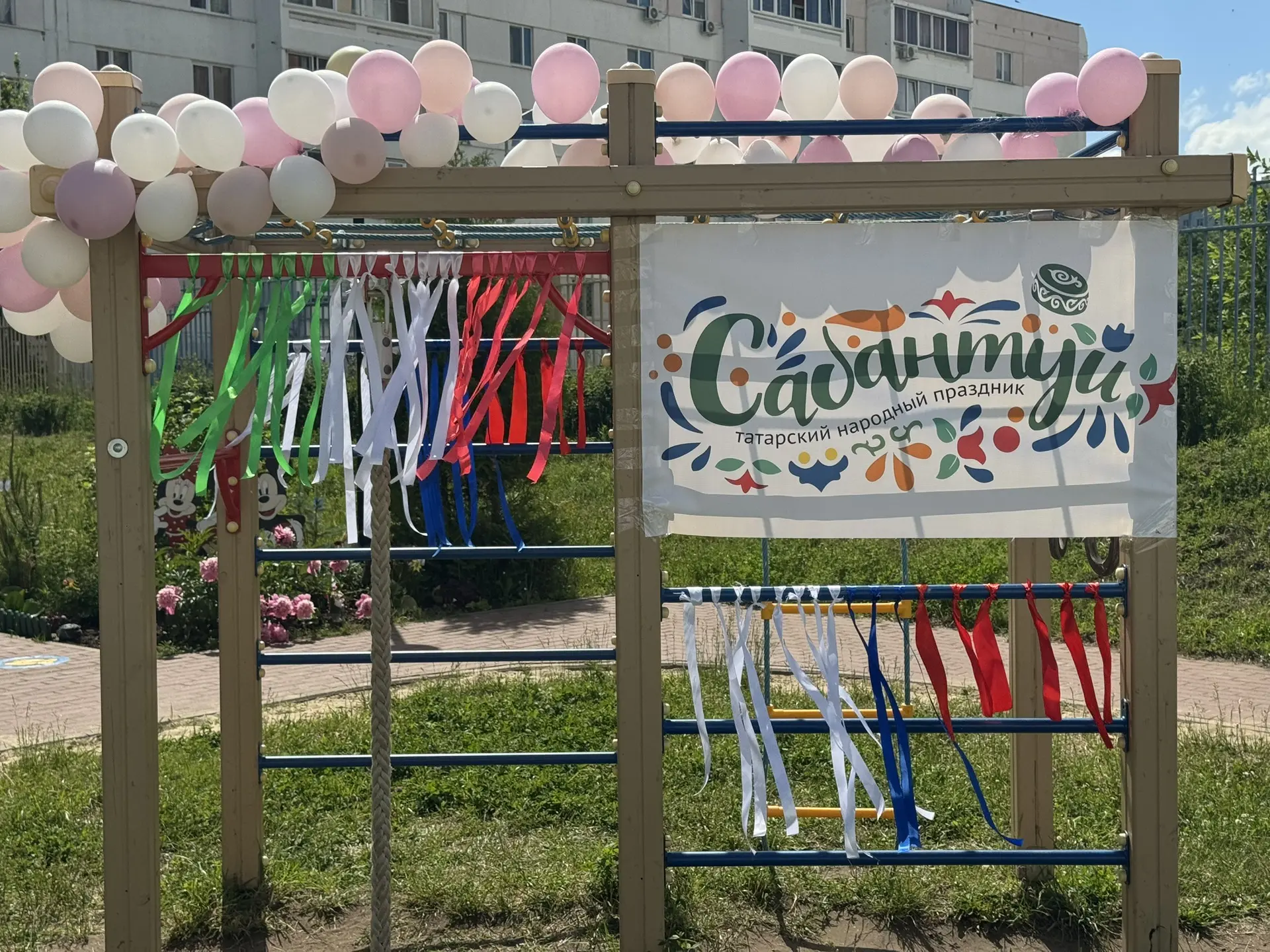 Сегодня в нашем детский саду прошёл красивый праздник Сабантуй. Прошёл он невероятно весело и шумно!
