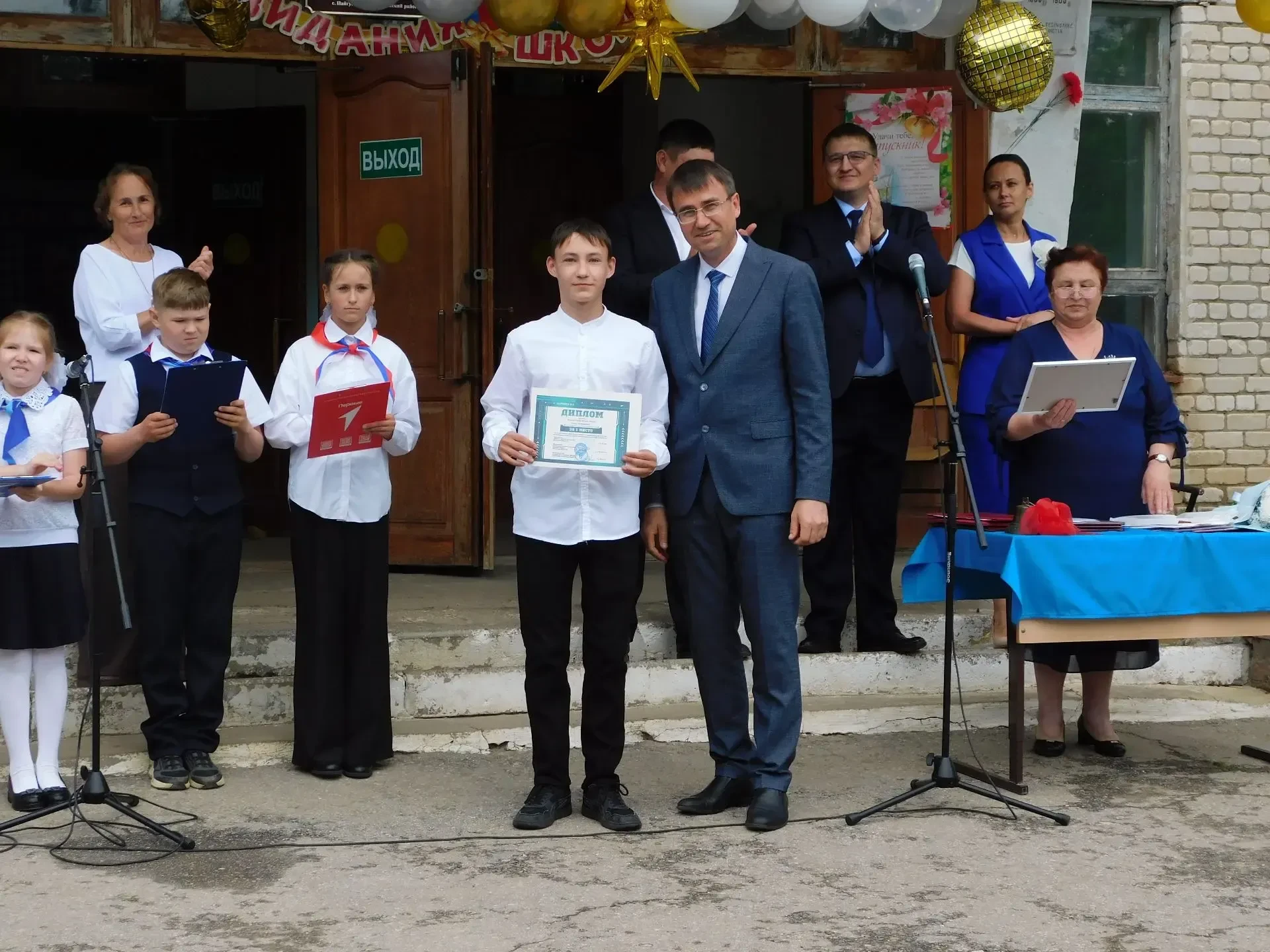🔔Последний звонок прозвенел

﻿🎈26 мая в школе прозвенел «Последний звонок». Этот традиционный праз
