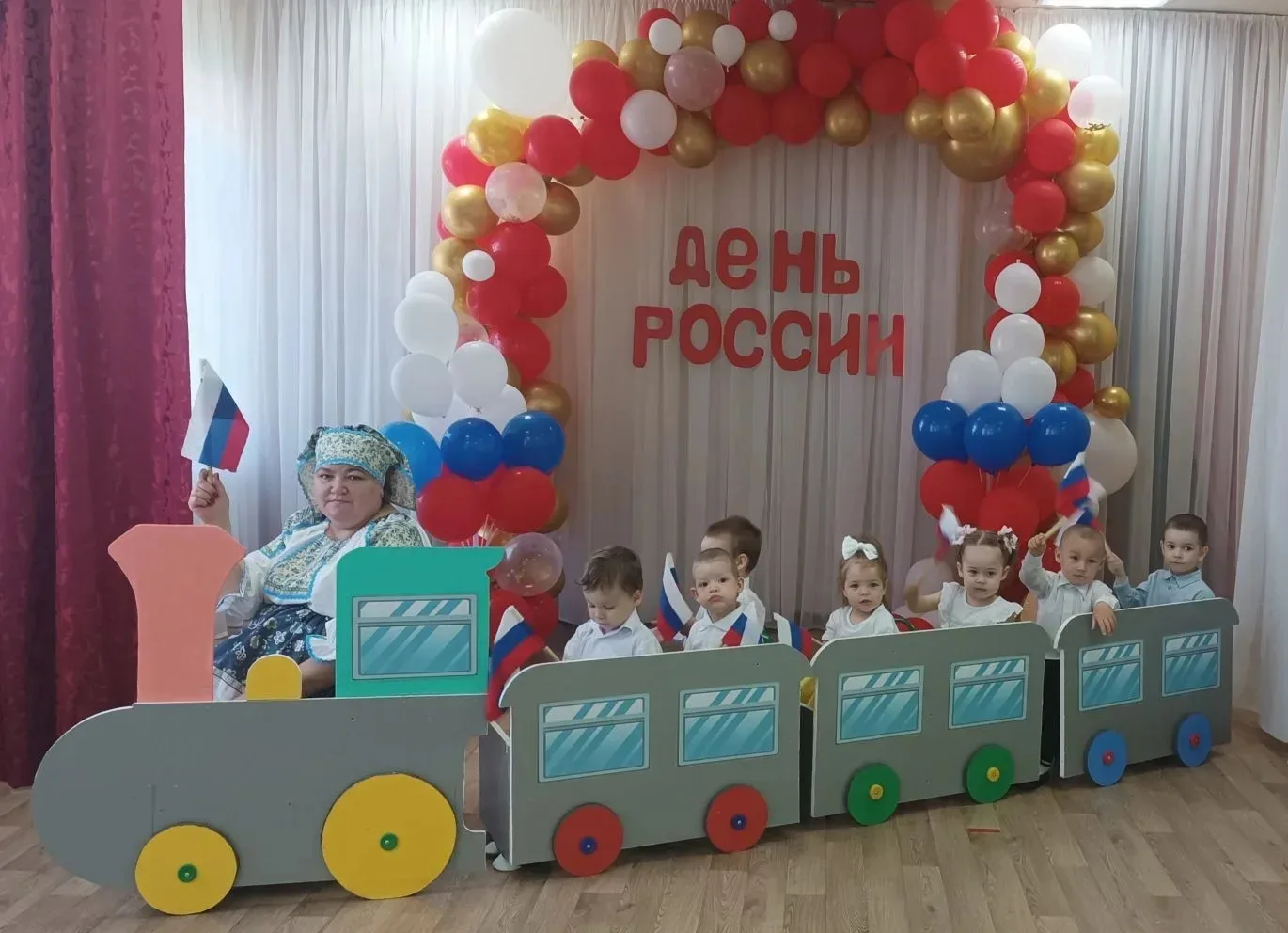 12 июня в нaшей стрaне отмечaется День России. Это прaздник свободы, мирa и добрa. Он символизирует 