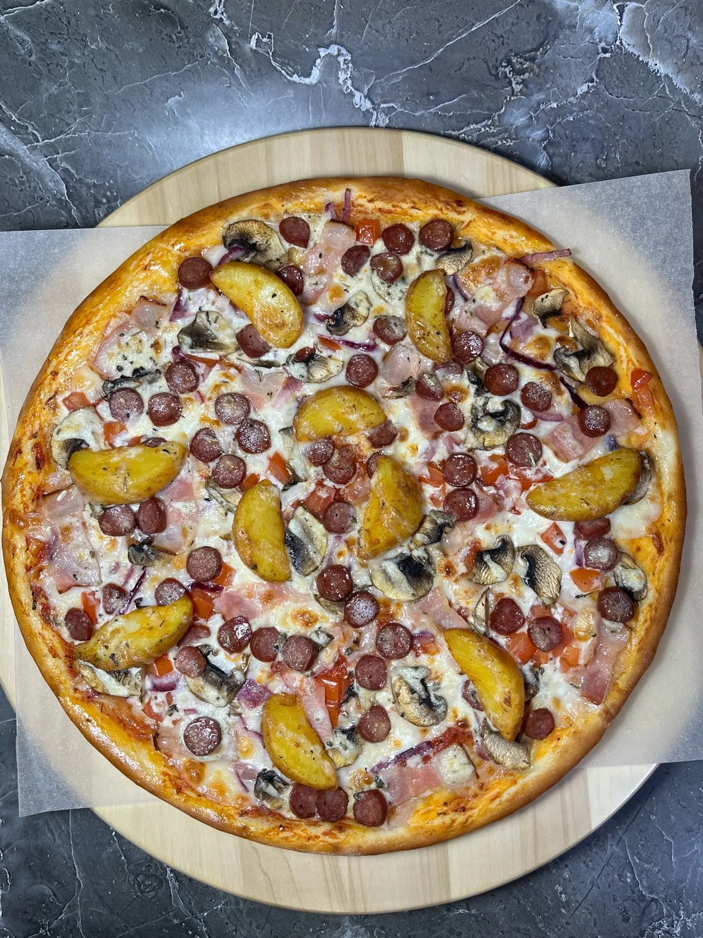 Пицца «ДЕРЕВЕНСКАЯ» 🍕
Состав: Охотничьи колбаски, бекон, сыр моцарелла, картофельные дольки, томаты
