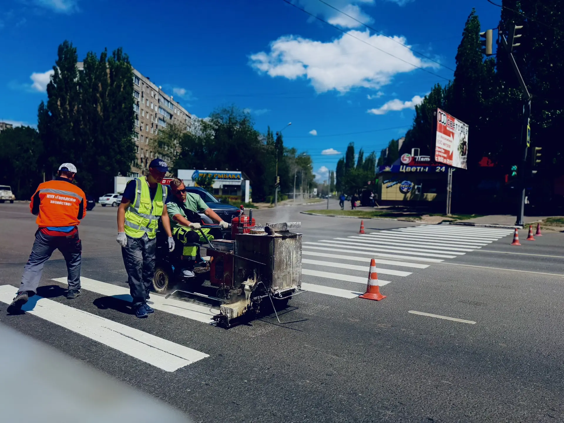 🚧Благоустройство - это красиво

Сегодня обновляем горизонтальную дорожную разметку «Пешеходный пере