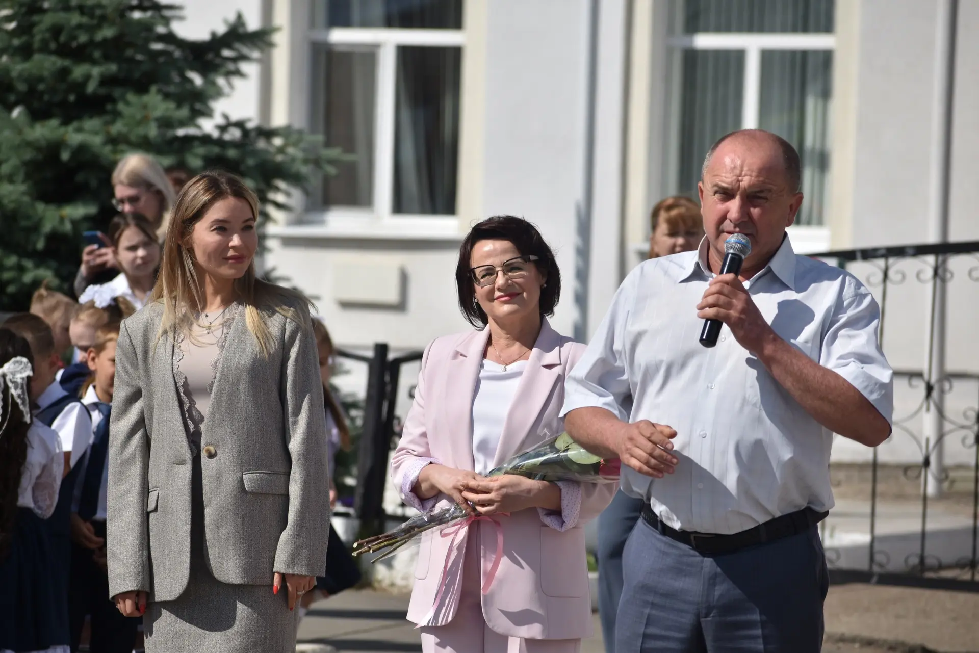 🎈 Воздушные шары, улыбки, цветы и трогательные слова благодарности — в школе №11 города Кинель проз