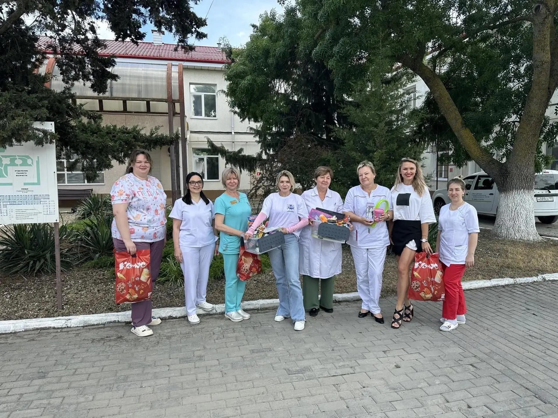 Накануне Дня защиты детей в нашей больнице царила особая атмосфера — к нам в гости приехали представ