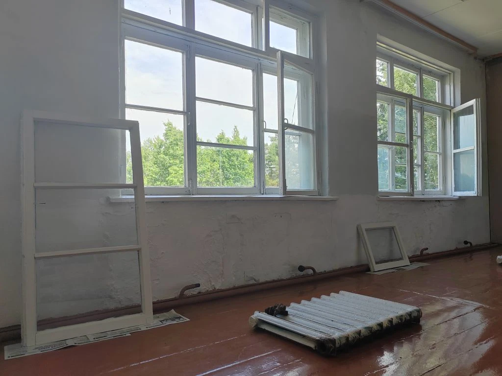 🛠️Работа кипит!

🌺🌻С начала июня ученики нашей школы приступили к трудовой практике. 
Ребята убир