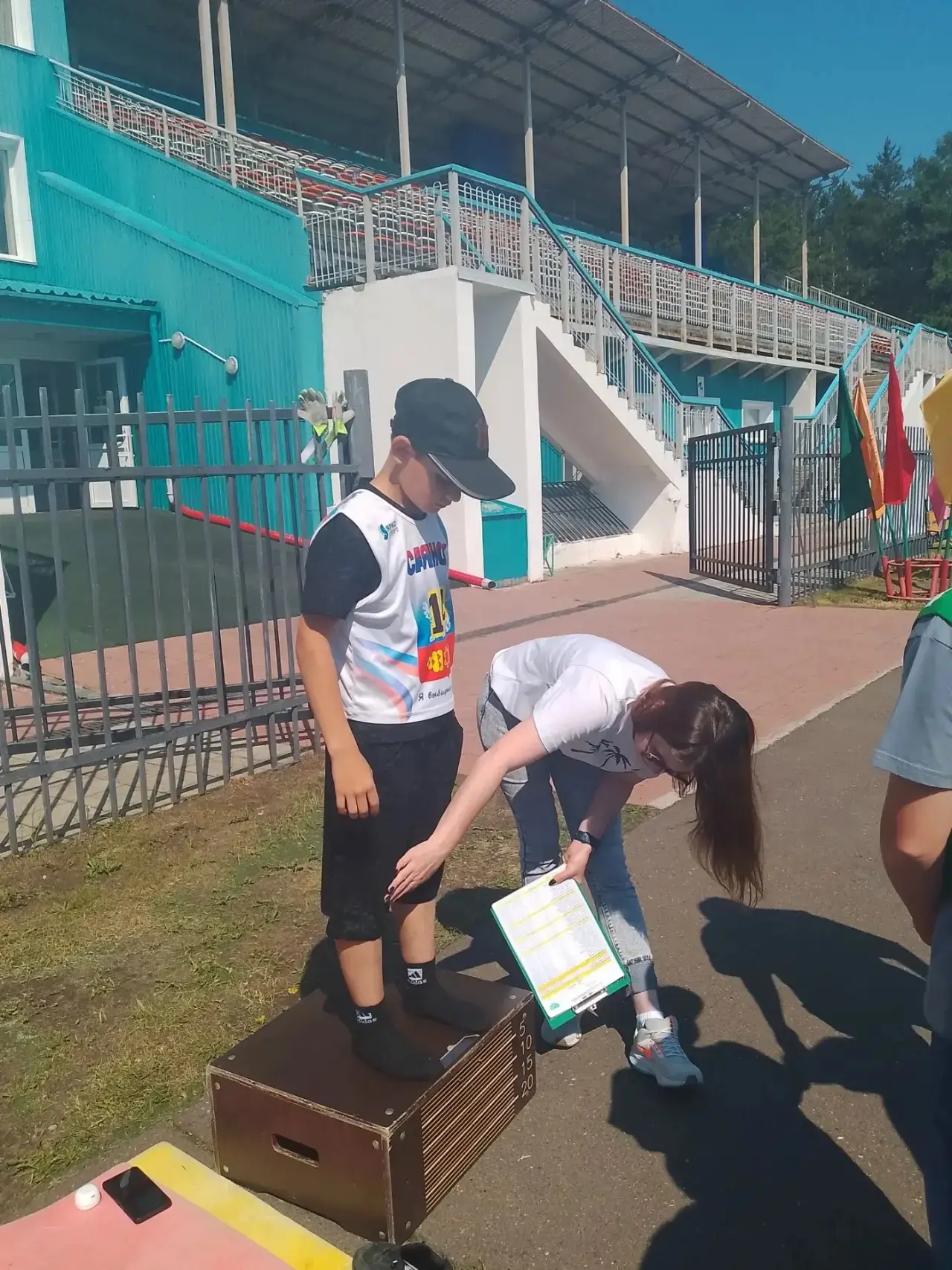 Сегодня на городском стадионе воспитанники лагеря дневного пребывания «Факел» сдавали нормативы Всер