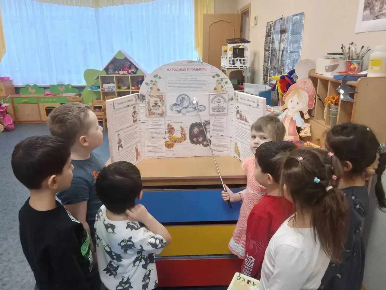 Красота своими руками: в гостях у маленьких мастеров! 🖌🎨

На этой неделе знакомились с народными п