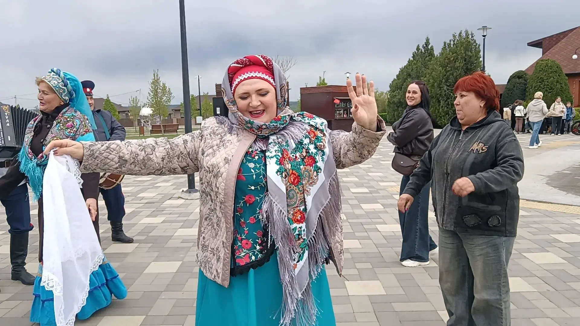 В первый день мая, в уютном сквере "Юность", прозвучали прекрасные песни в исполнении вокального кол