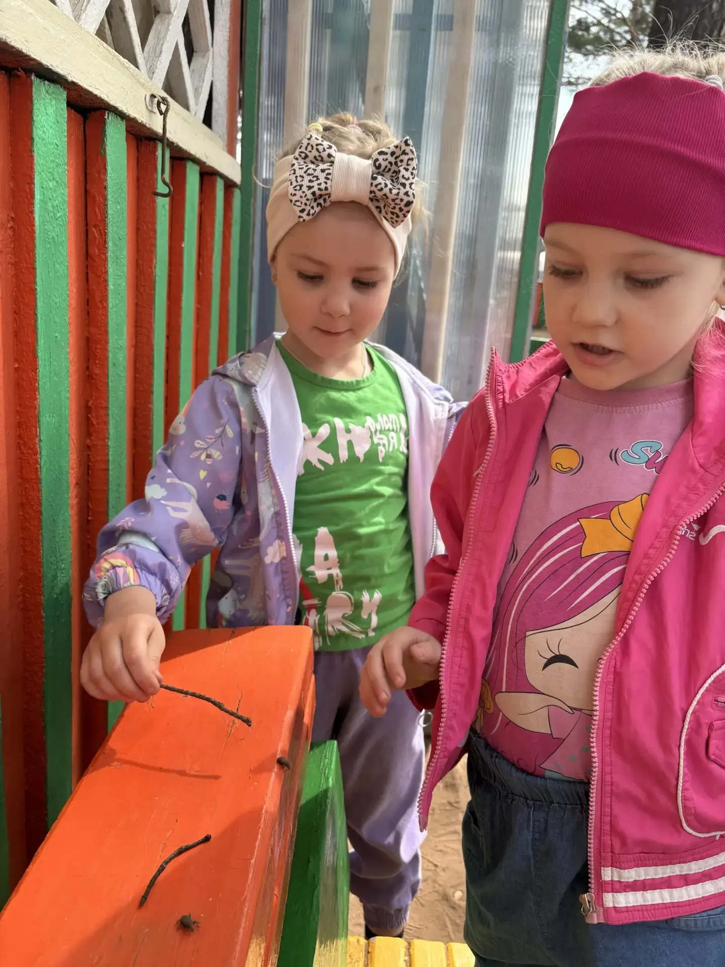 🐞 На прогулке: первые встречи с природой

Сегодня на прогулке в детском саду ребята с восторгом и л