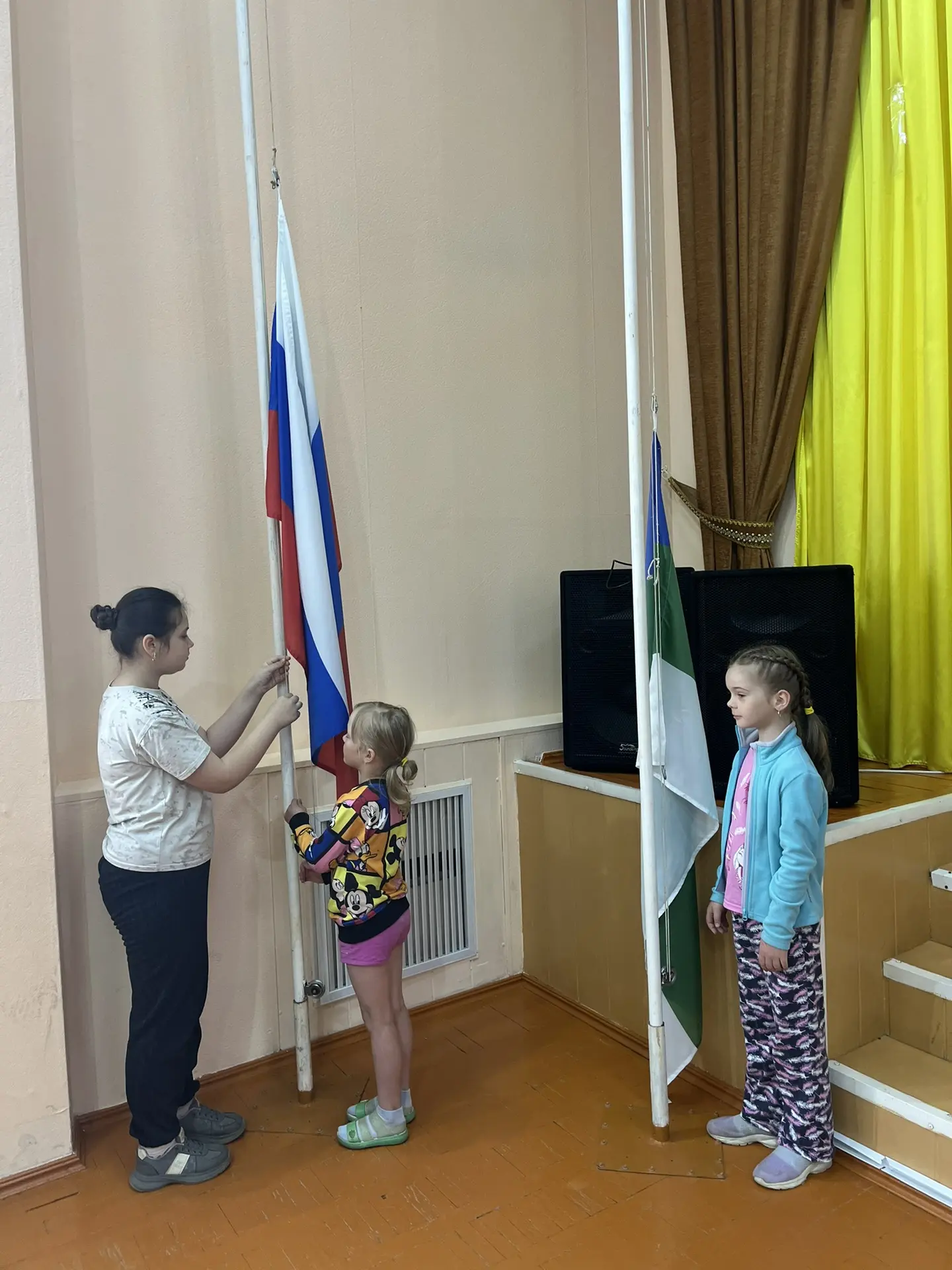 Торжественным моментом дня стало поднятие Флага Российской Федерации и Флага Республики Коми. Этой ч