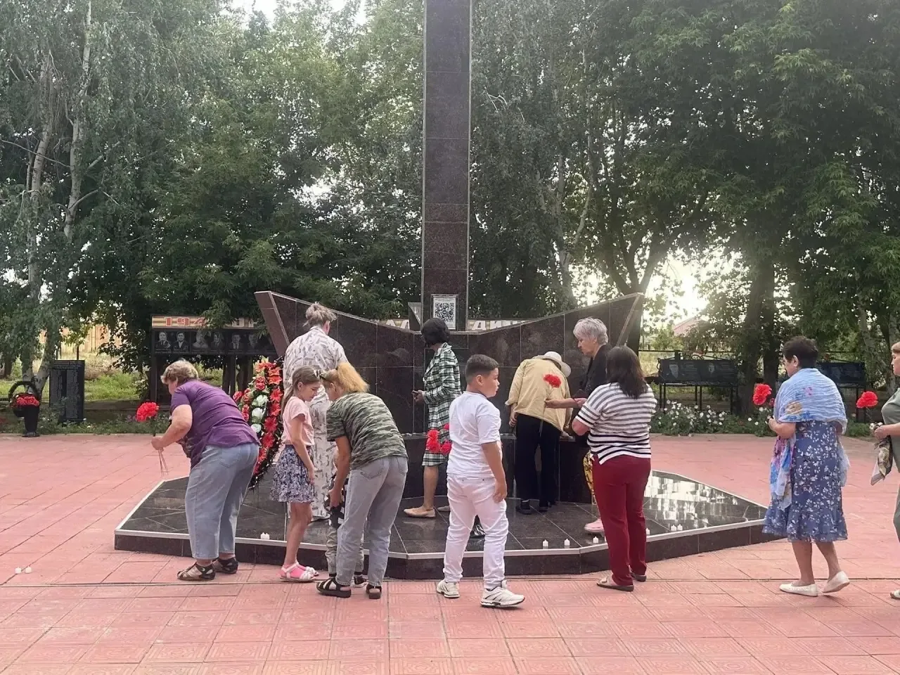 Вчера наше село  Рассвет погрузилось в тихую, но полную глубокого смысла атмосферу. Мы присоединилис