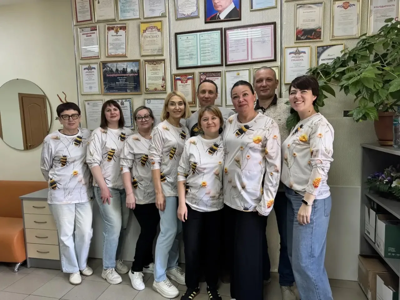 Понедельник начинается не с кофе, а с полной готовности! 👊

Команда в сборе, в форме и полностью го