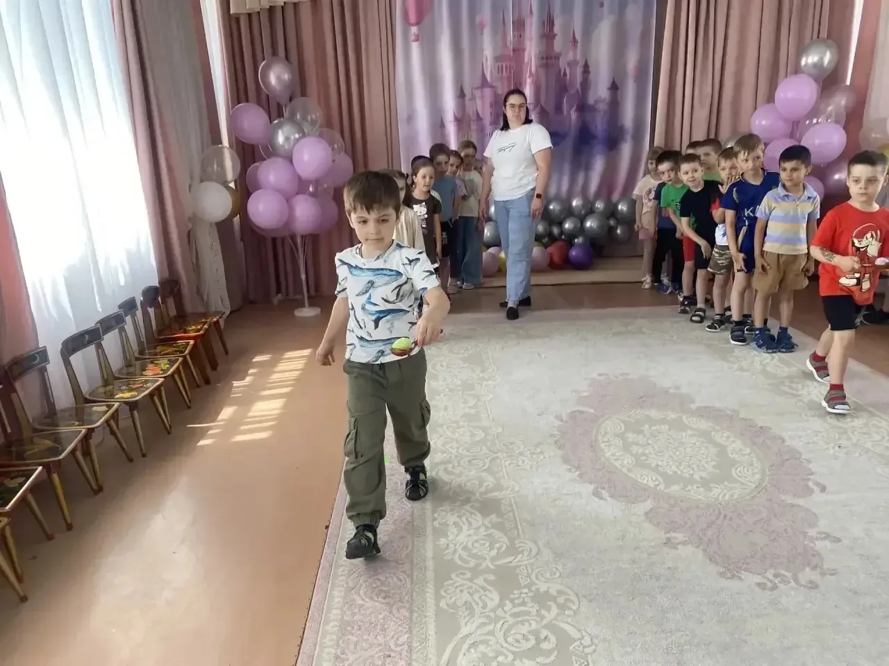 🎉 Много праздников на свете, всех не сосчитать!
Любят взрослые и дети вместе их встречать!
Но сегод