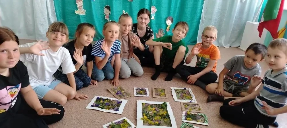 Этот день в пришкольном лагере начался с утренней зарядки, торжественной линейки и вкусного завтрака