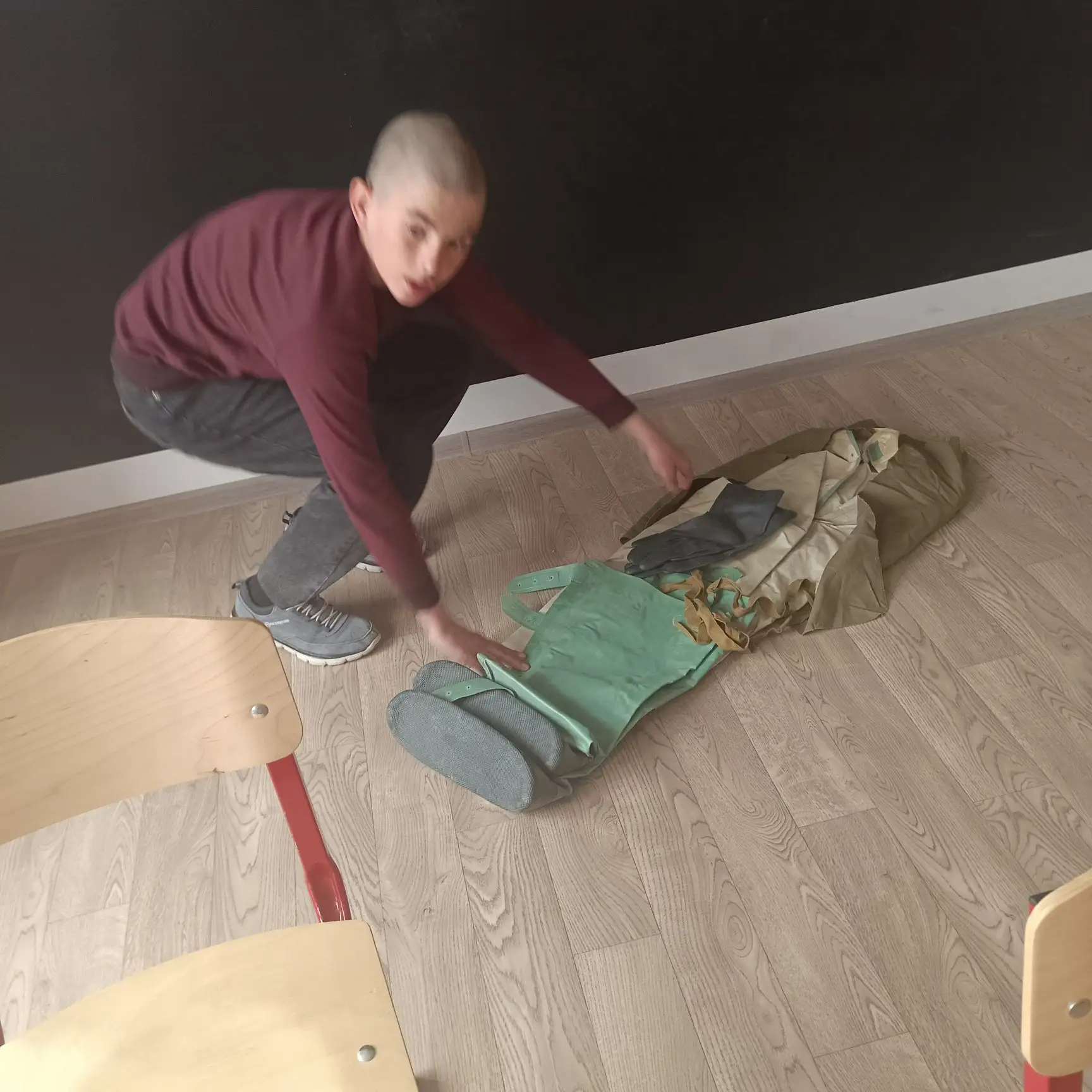 🛠️НАДЕВАНИЕ СРЕДСТВ ХИМИЧЕСКОЙ ЗАЩИТЫ🛠️

Одним из испытаний в Зарнице 2.0 будет надевание  химзащи