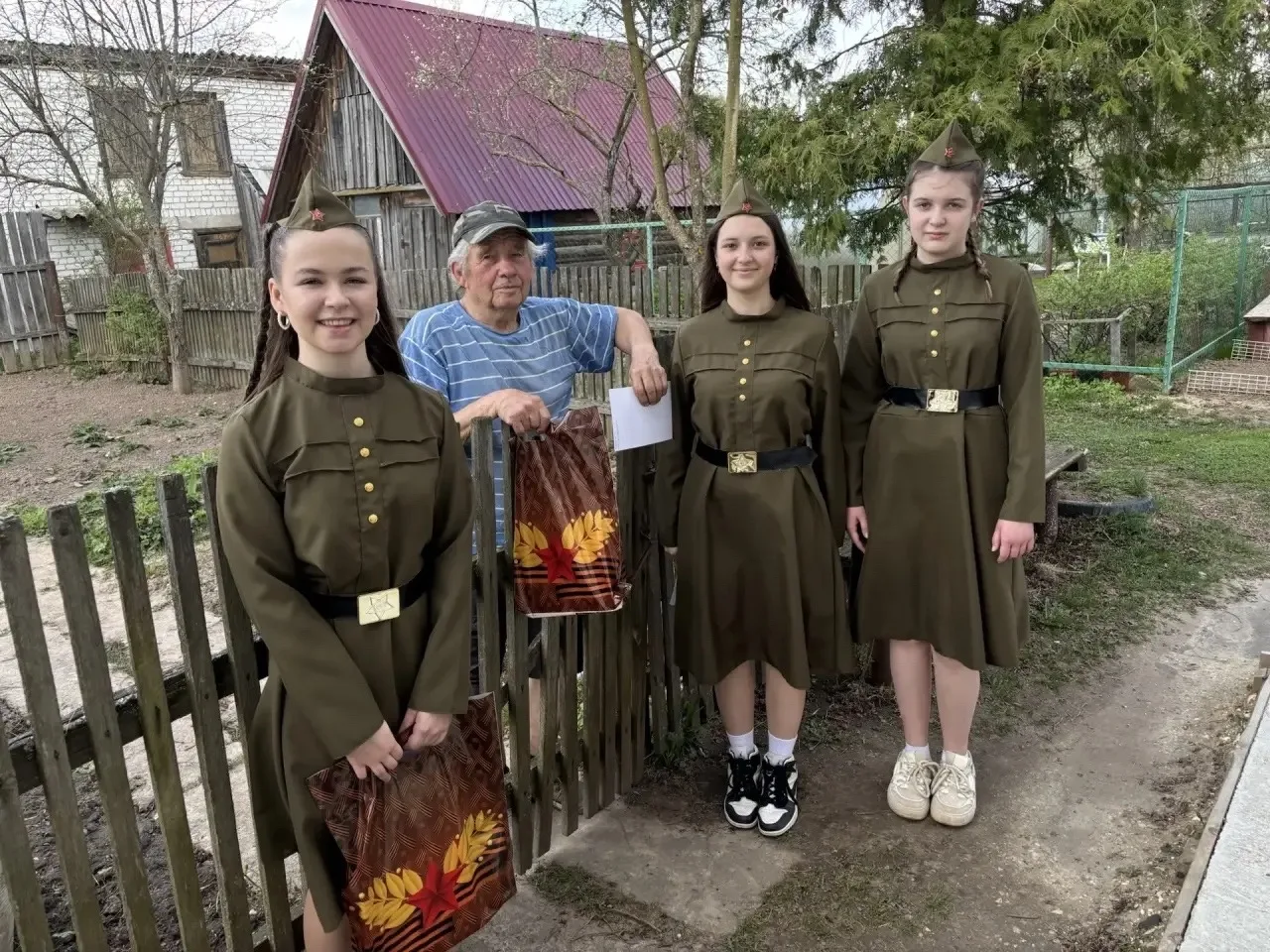🇷🇺 Маленькие герои большой войны. 
  
  Как сложно смотреть в глаза людей, чьё детство пришлось на