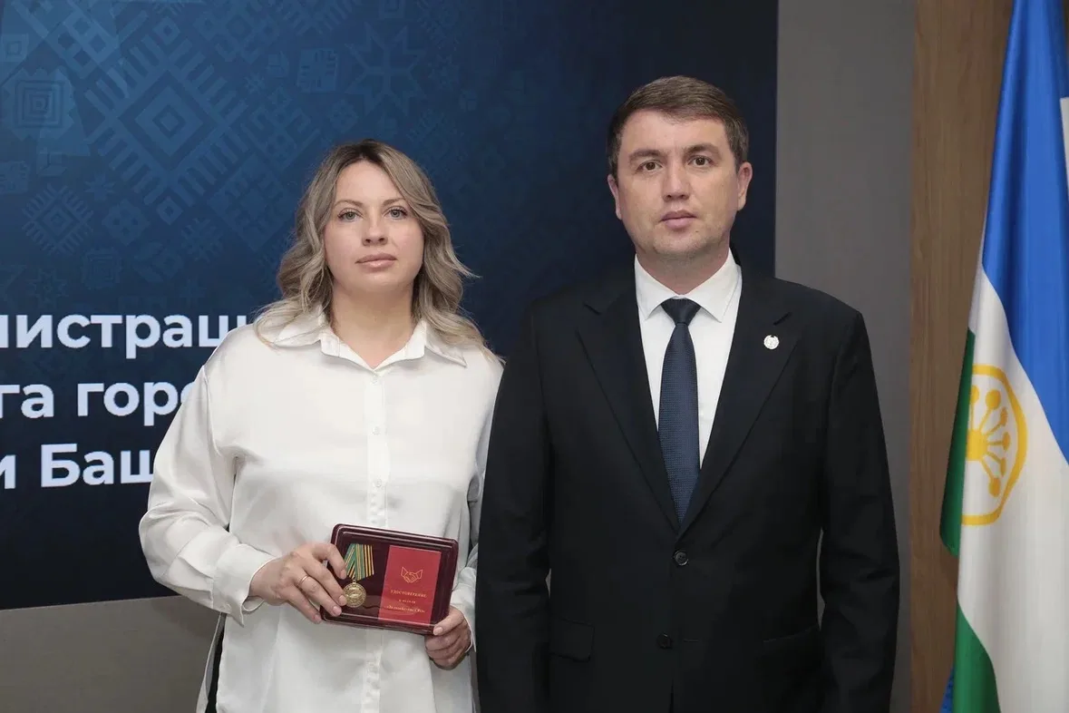 Главная ценность нашей страны - это люди.

В преддверии Дня России вручили награды нашим жителям. Те