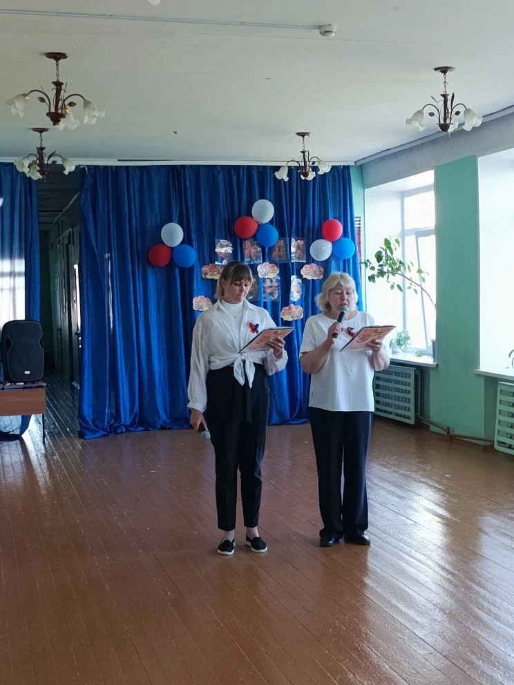 🇷🇺8 мая в школе прошла торжественная линейка, посвященная Дню Победы. На ней прозвучали стихи и пе