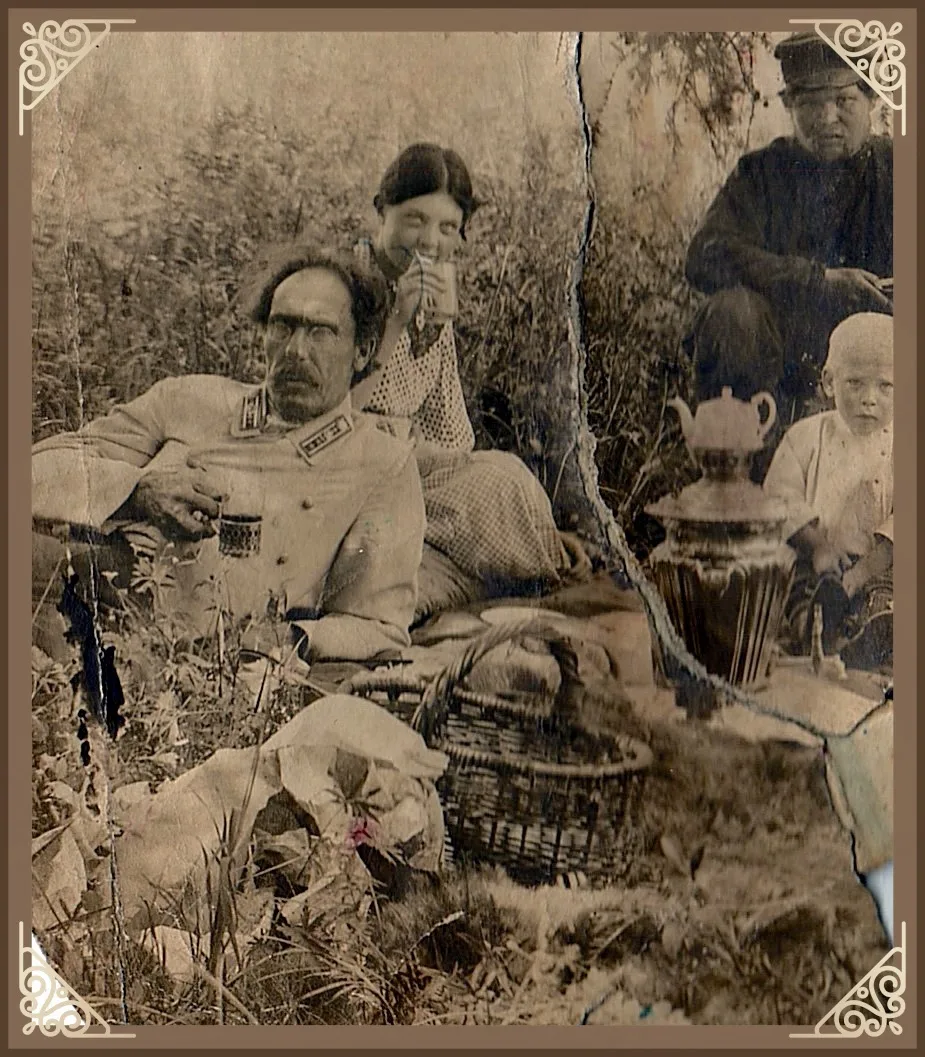 ПИКНИК
 
Семья И.И. Макарова, лесничего. Нижнеудинск, 1914 г.