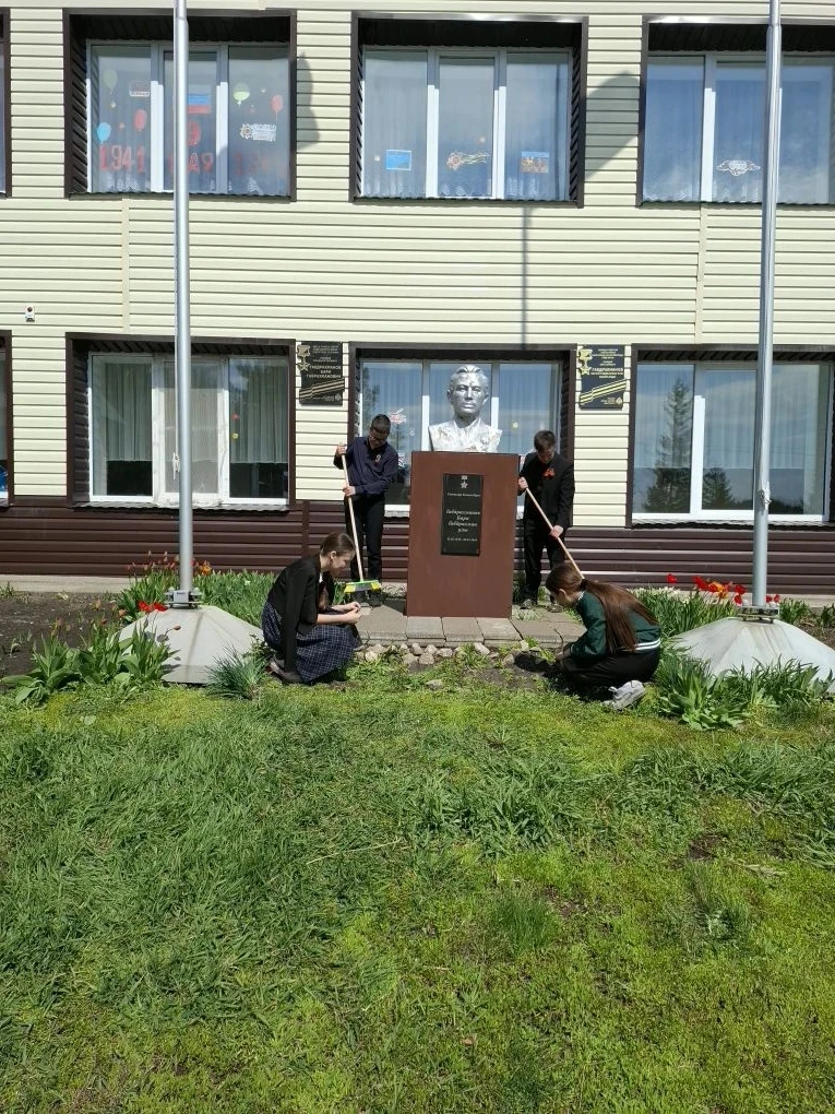 Школьники ухаживают за памятниками деревни в рамках экологической недели!

Шестая неделя эковесны 26