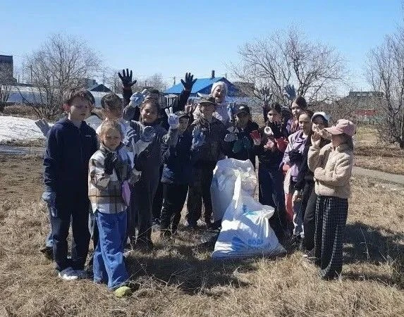5 июня наш поселок стал заметно чище и красивее. Все школьники дружно вышли на масштабный субботник.